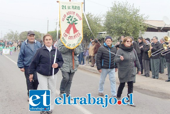 Los adultos mayores de la comunidad también marcharon conirgullo.