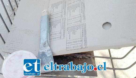 Esta espátula fue usada para forzar la ventana del frontis de la casa.