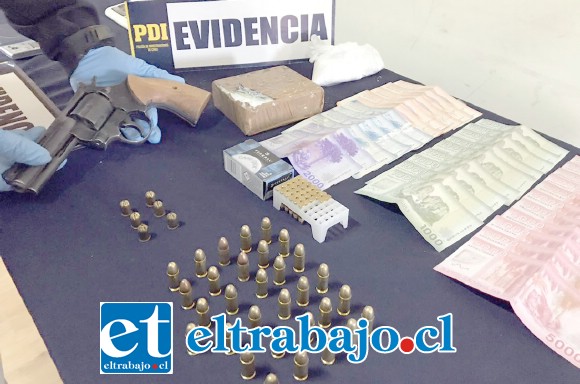 Más de medio kilo de cocaína de alta pureza, municiones, un revólver a fogueo y dinero en efectivo fue el resultado del allanamiento al lugar donde permanecía oculto el imputado.