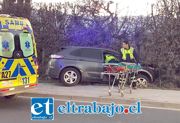 Personal del Samu y Bomberos concurrieron al accidente donde resultaron lesionadas una madre y su pequeña hija.