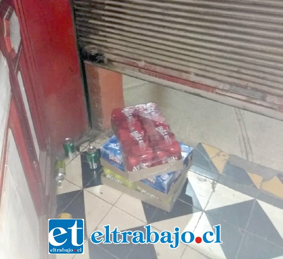 Las mercaderías que quedaron apiladas por los delincuentes.