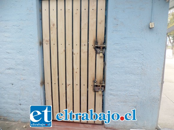 Esta fue la puerta que los alumnos del Liceo de San Felipe repararon.