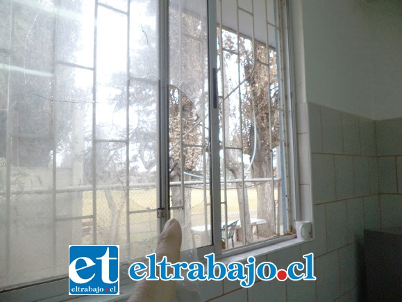 Acá vemos los vidrios quebrados, se supone que por este lugar ingresaron los delincuentes.