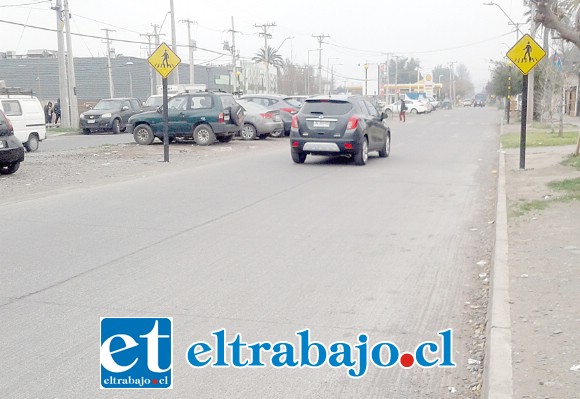 En esta calle 12 de Febrero desmantelaron un automóvil la noche de este martes.