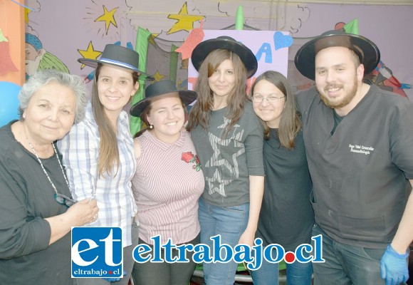 AMIGOS AZULES.- Aquí tenemos sólo a una parte de los funcionarios de Casa Azul, quienes con gran alegría celebraron las Fiestas Patrias junto a los niños y jóvenes de Fundación Soñarte.