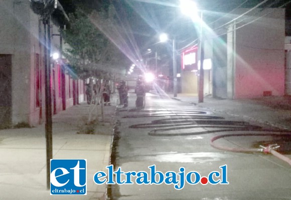 Personal de Bomberos actuando en el cajero del Serviestado.