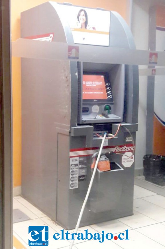En estas condiciones fue hallado en horas de la madrugada de ayer martes, el cajero automático del Servi Estado de San Felipe, ubicado en calle Santo Domingo, siendo detenido un sujeto encapuchado de 37 años de edad.