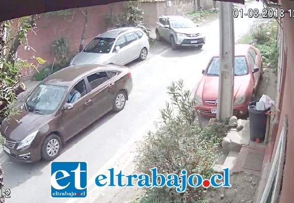 El vehículo al costado izquierdo utilizado por los antisociales luego de cometer el robo el pasado 1 de agosto de este año en calle Brasil de Putaendo.