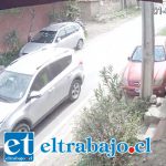 Se aprecia a uno de los sujetos conduciendo el automóvil de color gris de propiedad de los dueños de la vivienda afectada.