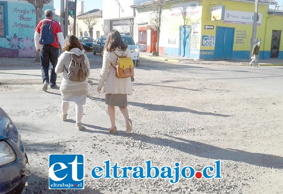 Los peatones también se ven afectados, obligados a transitar por sobre la tierra y las piedras.