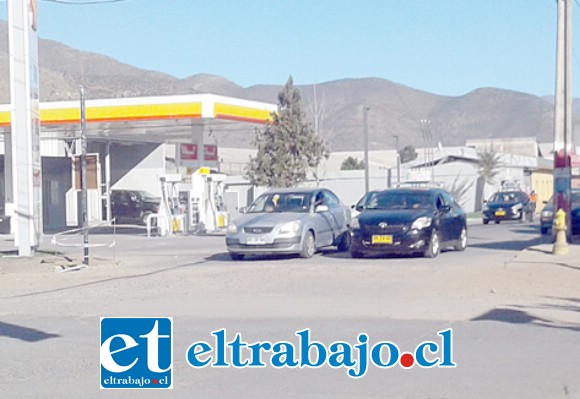En Chorrillos con Maipú el estado de la calzada es tan malo que en las mañanas se generan tacos interminables, debiendo sumar un semáforo tan corto que prácticamente alcanza a pasar uno o dos vehículos, no más, en cada ciclo en verde para los que salen de Chorrillos.
