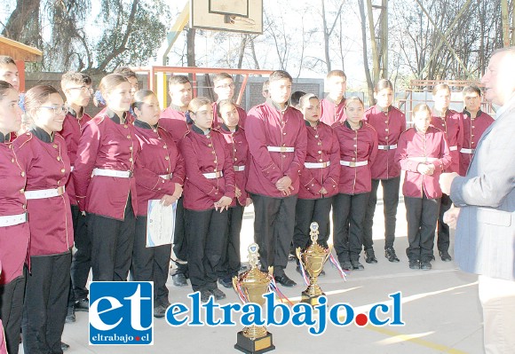 SON LOS CAMPEONES.- Ellos son los estudiantes que conforman la Banda de Guerra del Liceo de Panquehue, quienes este año ganaron el Primer Interregional de Bandas 2018, organizado por Liceo Manuel Montt, de San Javier.