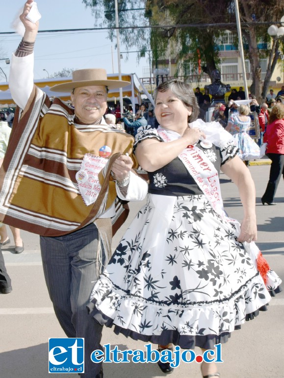 TREMENDO HUASO CON SU CHINA.- Así lucen Antonio e Isabel cuando desarrollan su baile, regalones, imponentes y muy profesionales.