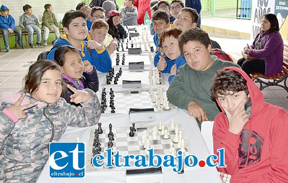 Genios trabajando.- Chicos y grandes hicieron su mejor esfuerzo en este torneo estudiantil de ajedrez.