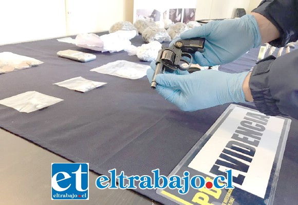 Además se incautaron armas de fuego durante el masivo operativo policial.
