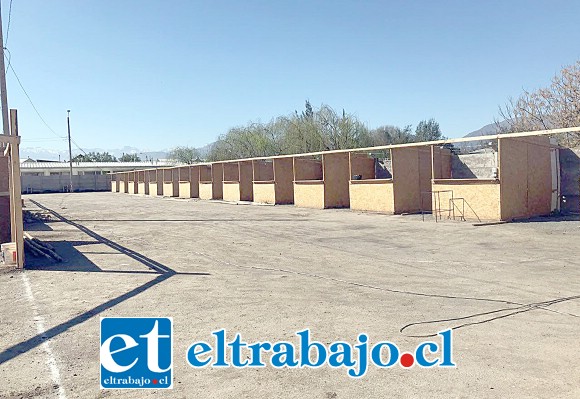 En plena construcción los puestos que se están preparando para las fiestas patrias en Rinconada.