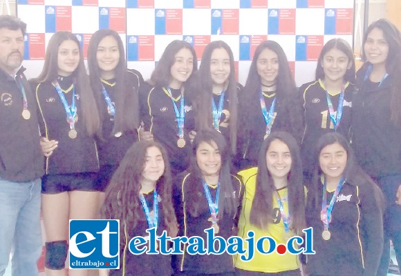 NUESTRAS CAMPEONAS.- Ellas son las chicas del Liceo Bicentenario Cordillera, las actuales campeonas en Vóleibol U14.