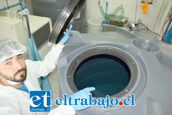AQUÍ EMPIEZA.- Alí Montiel muestra a Diario El Trabajo el recipiente de agua normal, antes de ser procesada, el olor a cloro es fuerte.