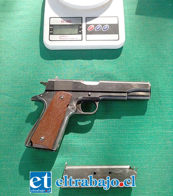 Además se incautó una pistola calibre 45 con sus respectivas municiones.