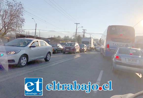 Gran congestión vehicular se apreciaba en la avenida Manso de Velasco ayer en la mañana (cedida).