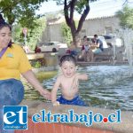 Este pequeñito no podrá volver a refrescarse en esta pileta hasta que las autoridades instalen de nuevo el sistema eléctrico en las piletas afectadas. (Archivo)