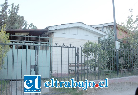 La tragedia se desató la noche del lunes en la vivienda de Villa La Gloria, donde el joven imputado se encontraba visitando a sus abuelos.