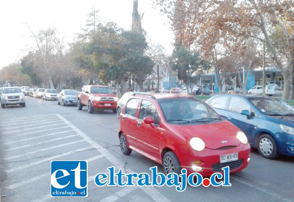 Gran cantidad de vehículos bajando por la Avenida O´Higgins, con vehículos estacionados que dificultaron el difícil tránsito.