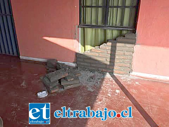 Así de destruida quedó la reparación de un ventanal en el centro comunitario.