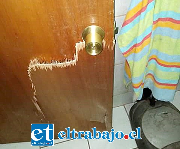 La puerta que forzaron para entrar por décima vez a robar.