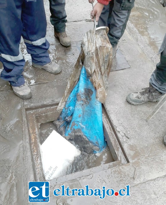 Gran cantidad de plástico encontró el personal municipal en un sifón de calle Elena Aragón en Villa El Señorial.