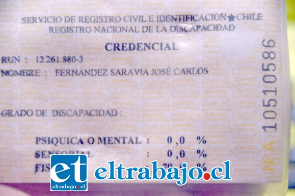 DISCAPACIDAD CONFIRMADA.- Esta es la credencial que confirma la condición de discapacitado de don José Fernández, vecino de La Troya.