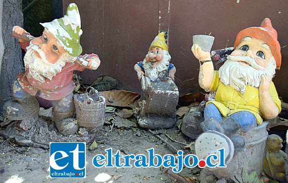 ¿TESTIGOS MUDOS?.- Irónicamente, los duendes del patio miran precisamente hacia el gallinero.