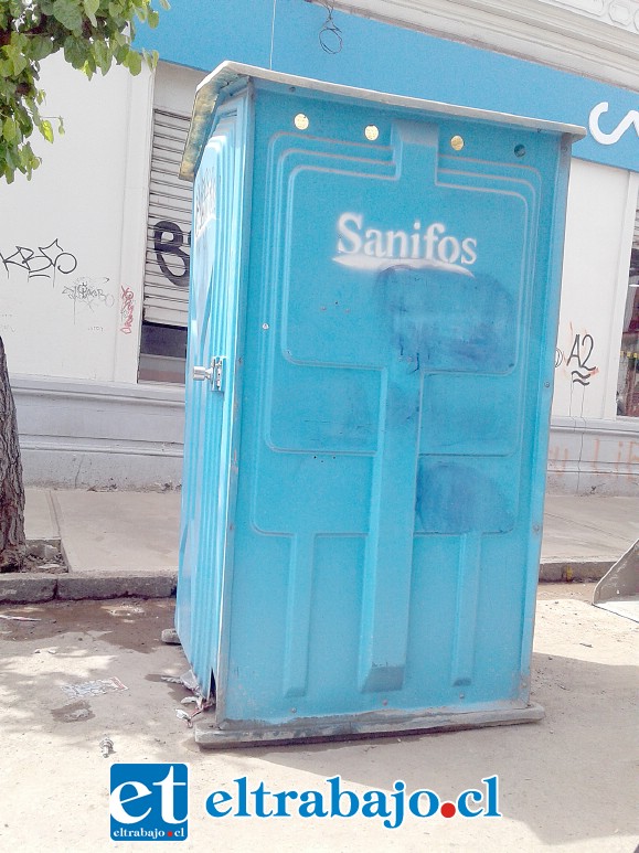 Una caseta de baño químico similar a ésta fue la que se robaron en calle Prat.