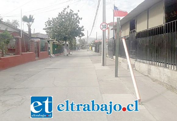 Por este pasaje huyó la víctima para buscar refugio con sus familiares, según testigos que la escucharon gritar.