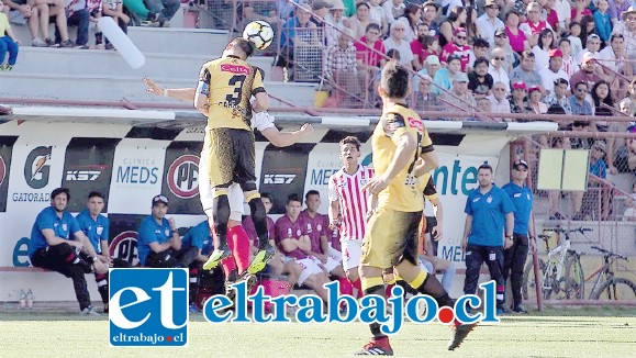 Ante cerca de tres mil espectadores, sanfelipeños y coquimbanos protagonizaron un duelo del alto impacto en el Municipal. (Foto: Jaime Solís)