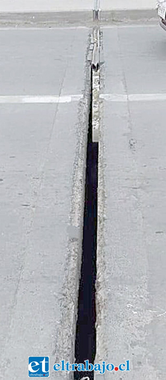 Así lucía la separación de las placas de hormigón antes de ser reparada.