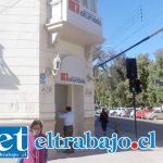 Así se encuentra la sucursal de calle Prat con Coimas en San Felipe, cerrada.