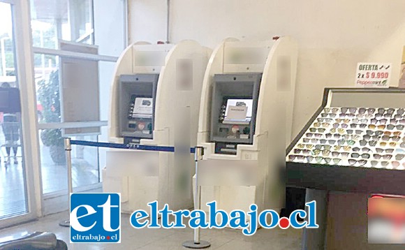 En uno de estos cajeros del supermercado Tottus encontraron un aparato para clonar tarjetas. (Foto Henry Aravena).