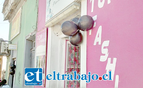 Uno de los locales de Calle Prat que el 31 de octubre amaneció con globos negros.