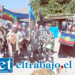 El grupo de mapuches en la plaza cívica antes de entregar la carta en la gobernación.