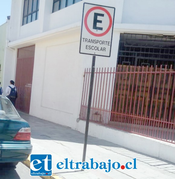 Acá vemos el letrero instalado en el frontis del Colegio Alonso de Ercilla, solo horas después de terminada la reunión.