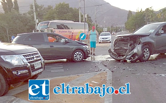 Al menos diez personas resultaron heridas en la última colisión registrada este domingo, donde se vieron involucrados tres vehículos. Al menos diez personas resultaron heridas en la última colisión registrada este domingo, donde se vieron involucrados tres vehículos.