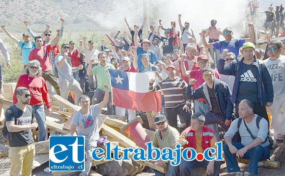 LO QUE VIENE.- Los casi 700 empleados que desde hoy hace diez días no están laborando, continúan firmes en su postura. Aseguran que si deben enfrentarse a Fuerzas Especiales, lo harán.