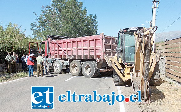 LA ÚLTIMA JUGADA.- Estas pesadas máquinas amanecieron ayer lunes impidiendo el paso vehicular hacia el hospital psiquiátrico de Putaendo. LA ÚLTIMA JUGADA.- Estas pesadas máquinas amanecieron ayer lunes impidiendo el paso vehicular hacia el hospital psiquiátrico de Putaendo.