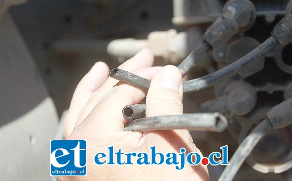 MALA LECHE.- Las mangueras y cables de los camiones fueron cortados para que no se pudieran encender las máquinas.