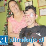 Él es Darío, quien ahora cuenta con una nueva silla a motor eléctrico, también este artefacto le permite permanecer de pie.