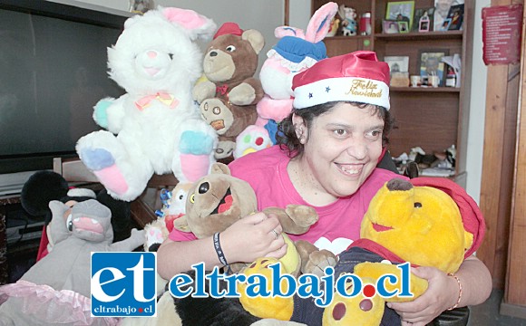 REGALÓ SUS PELUCHES.- Aquí tenemos a María Alejandra, posando para nuestras cámaras minutos antes de empezar a regalarlos en el jardín de su casa.