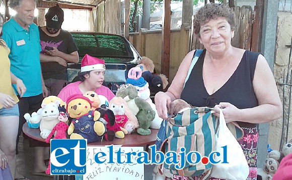 LOS GRANDES TAMBIÉN.- Ella también llegó por su peluche.