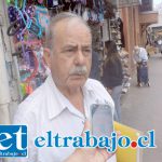 Ramón Henríquez, conocido comerciante que reclama por todas las veces que han roto las veredas.