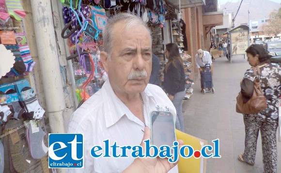 Ramón Henríquez, conocido comerciante que reclama por todas las veces que han roto las veredas.